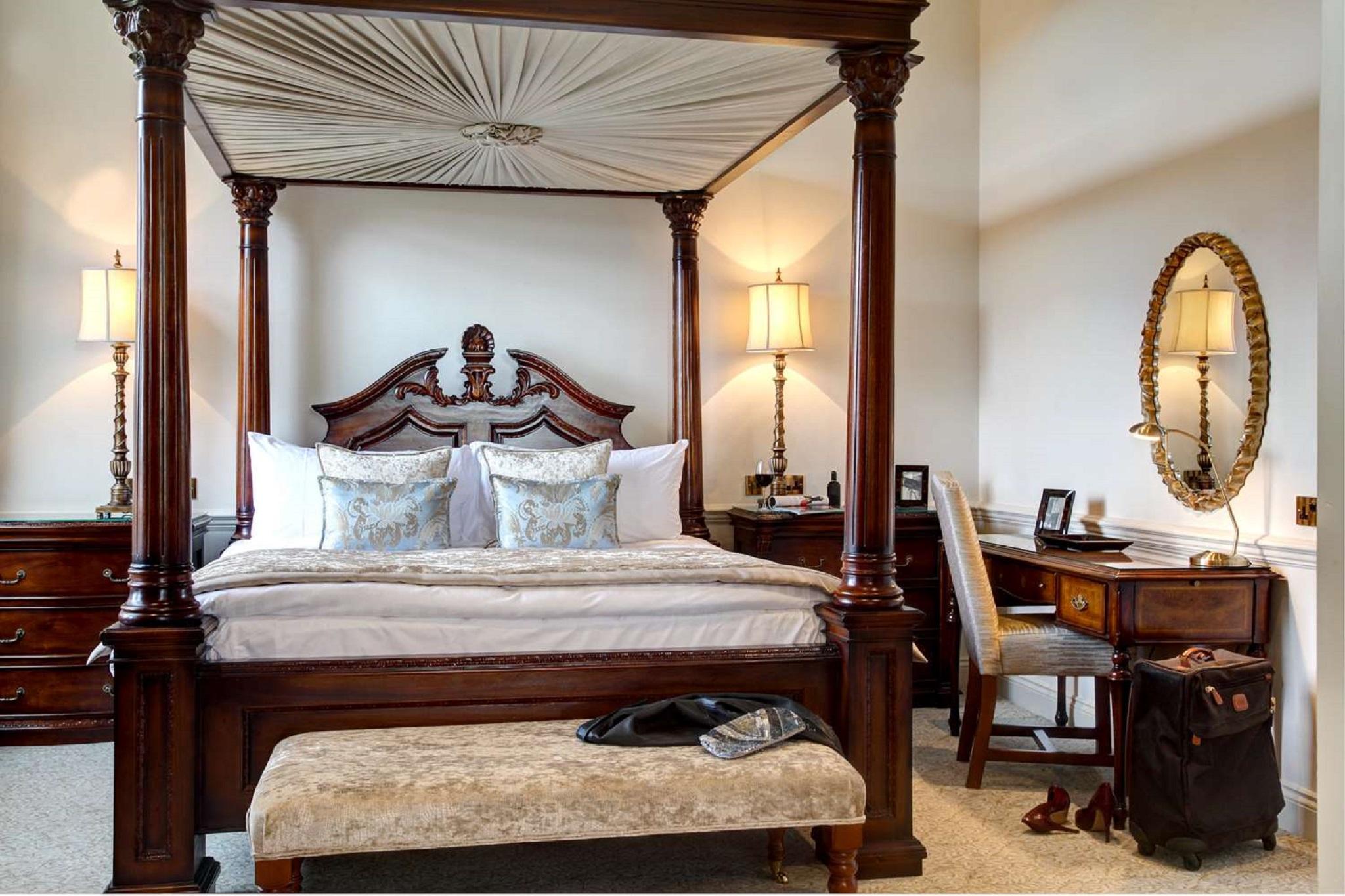 Macdonald Bath Spa Hotel Екстериор снимка The photo showcases a beautifully designed bedroom featuring a four-poster canopy bed with intricate woodwork and elegant drapery. The bed is adorned with plush pillows and a decorative bedspread. On either side of the bed, there are stylish lamps il