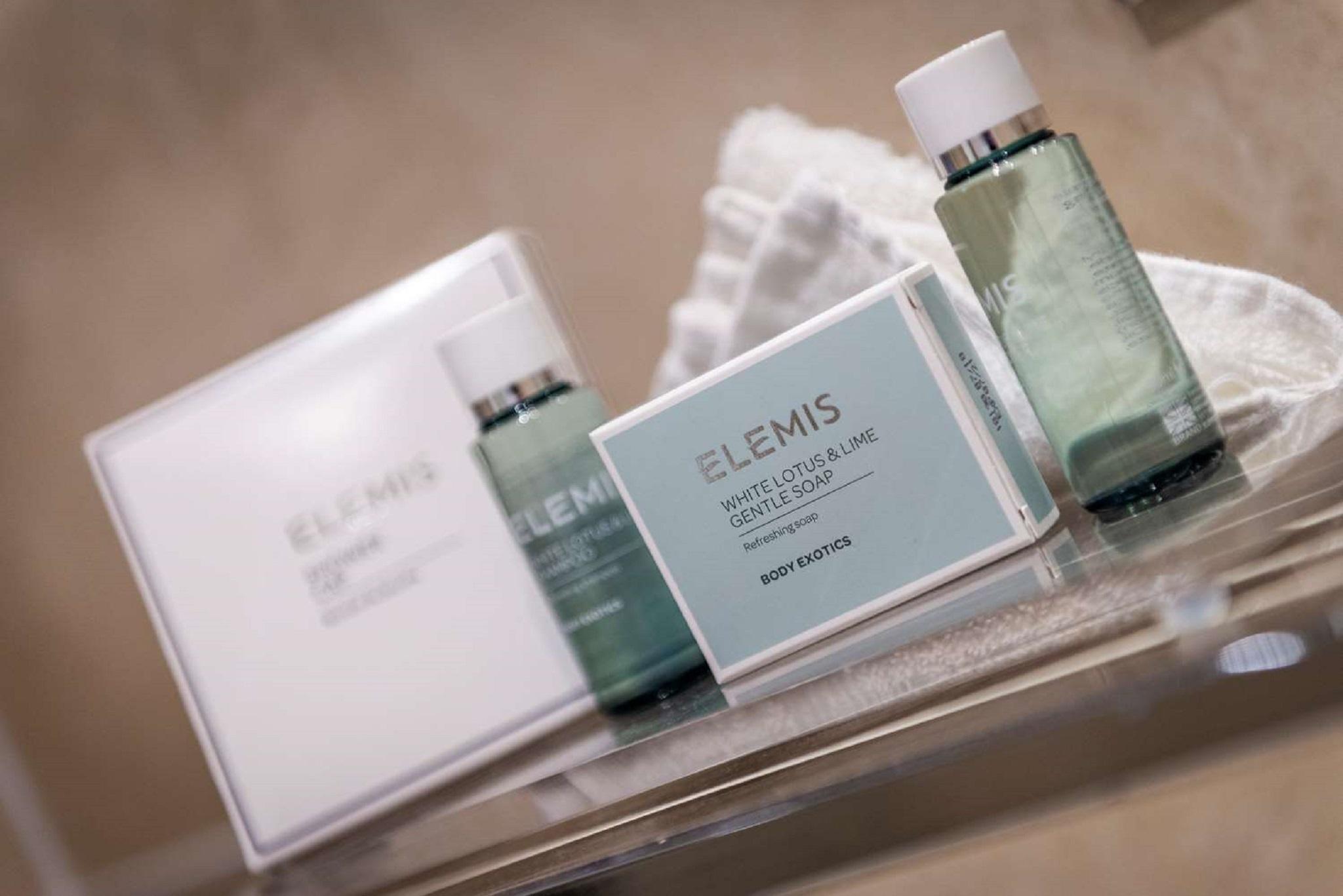 Macdonald Bath Spa Hotel Екстериор снимка The photo shows a collection of skincare products from the brand Elemis. There are two bottles, one larger and one smaller, both with a transparent green liquid inside. In addition, there is a rectangular box, which is likely a skincare set or treatm