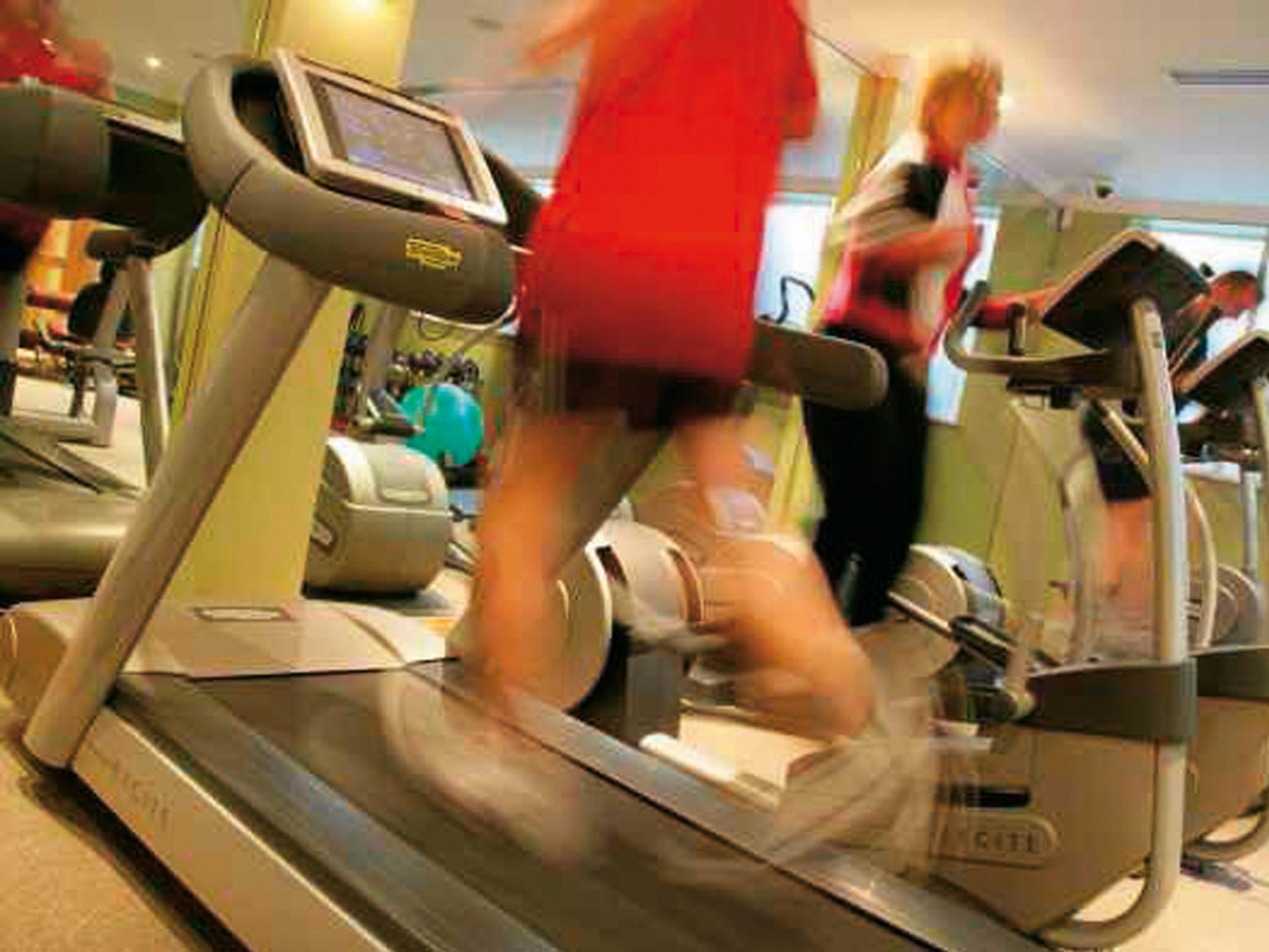 Macdonald Bath Spa Hotel Екстериор снимка The photo shows a gym or fitness center with several treadmill machines in use. A few individuals are actively jogging or running on the treadmills. The setting appears lively, suggesting a focused workout environment. The background includes exercis
